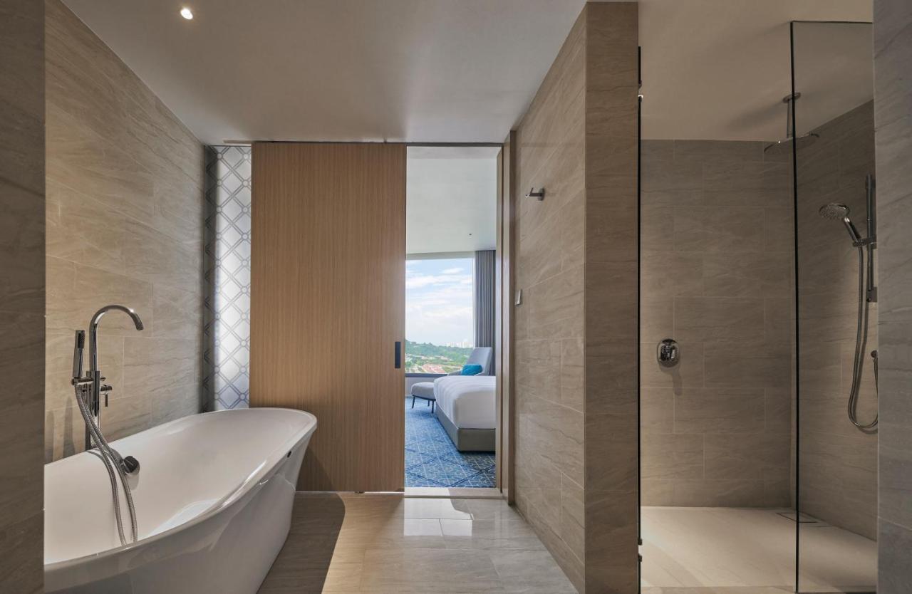 Amari Spice Penang Hotel Bayan Lepas Exterior foto Bathroom