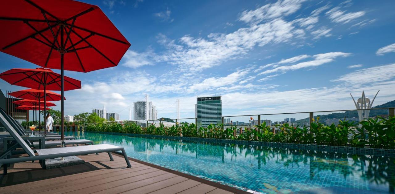 Amari Spice Penang Hotel Bayan Lepas Exterior foto The swimming pool at the rooftop